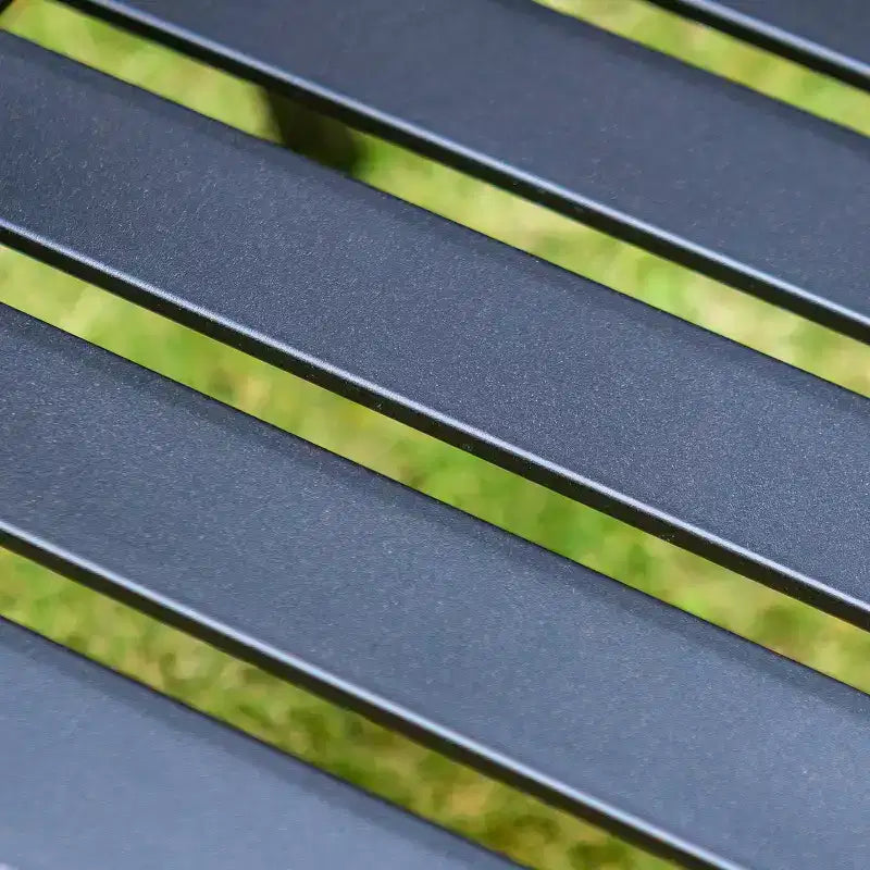 5-delige terrasmeubelset met vierkante metalen tafel van 37" met rasterpatroon en parasolgat & stoelen met armleuningen - Captiva Designs: tuinmeubelset