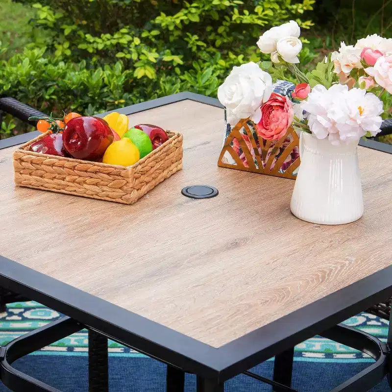 Conjunto de patio de 5 piezas con mesa de imitación de madera y sillas de metal - Captiva Designs