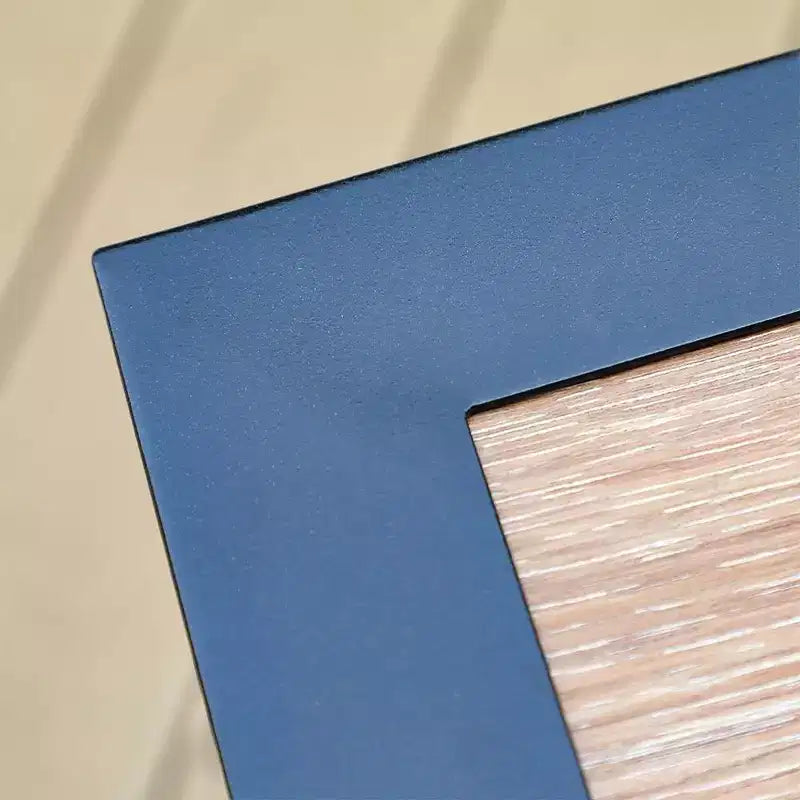Conjunto de patio de 5 piezas con mesa de imitación de madera y sillas de metal - Captiva Designs