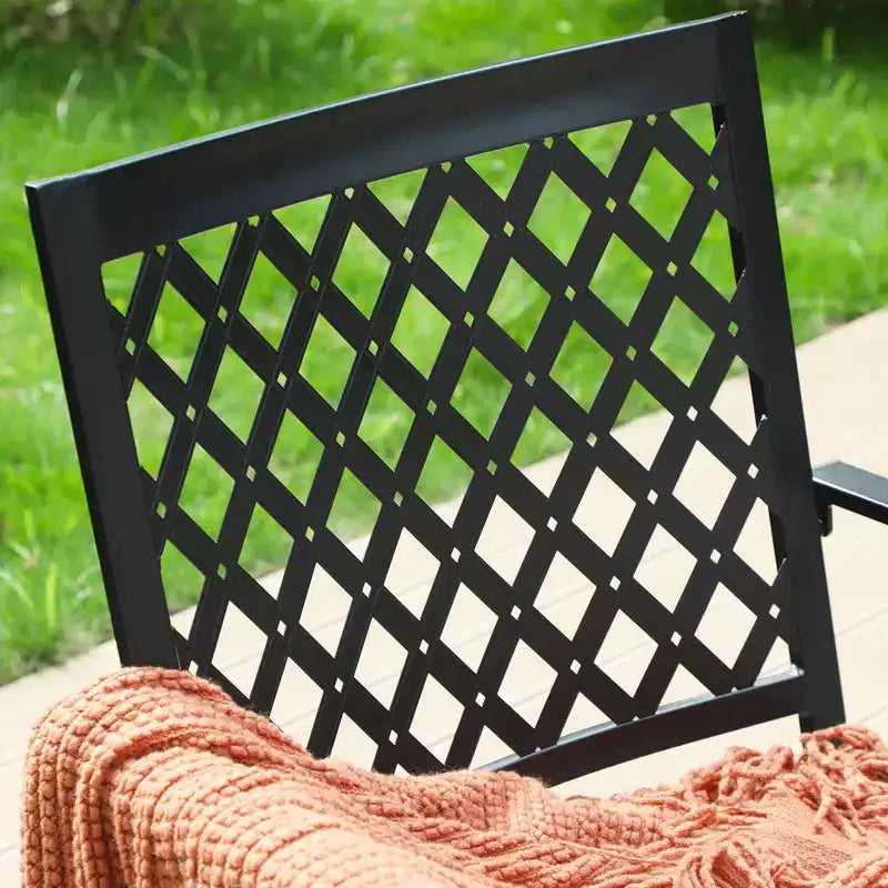 Conjunto de patio de 5 piezas con mesa de imitación de madera y sillas de metal - Captiva Designs