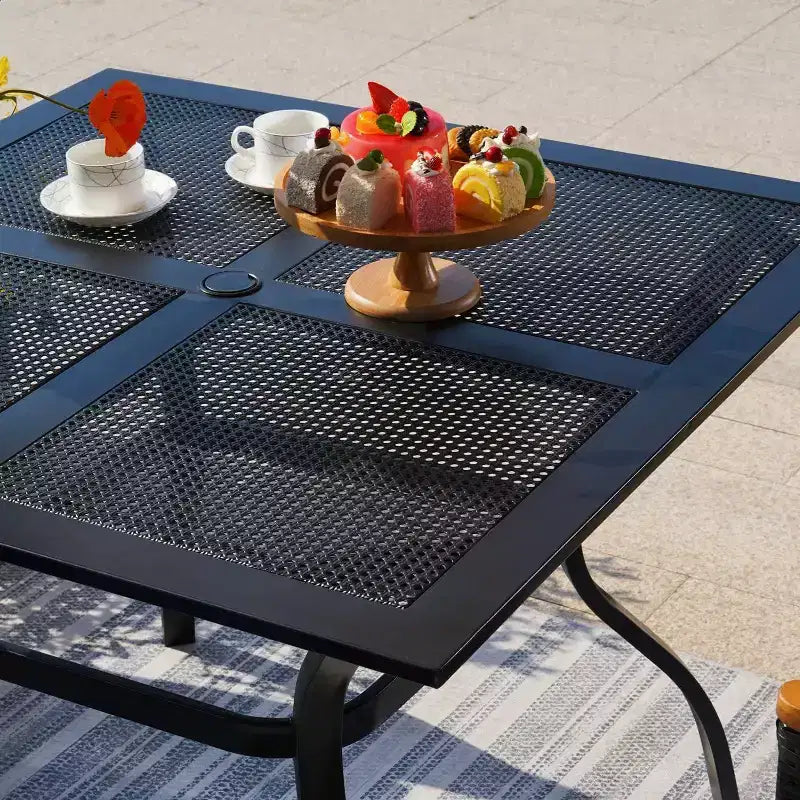 5-elementowy metalowy kwadratowy zestaw mebli jadalnianych do wnętrz i na zewnątrz z krzesłami z podłokietnikami i otworem na parasol – Captiva Designs: odporny na warunki atmosferyczne zestaw