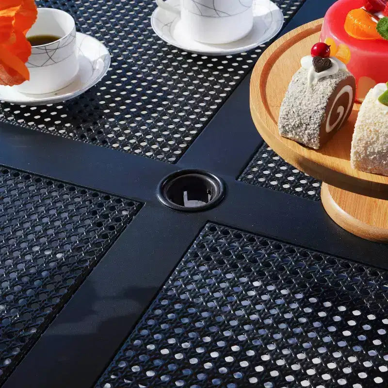 5-elementowy metalowy kwadratowy zestaw mebli jadalnianych do wnętrz i na zewnątrz z krzesłami z podłokietnikami i otworem na parasol – Captiva Designs: odporny na warunki atmosferyczne zestaw