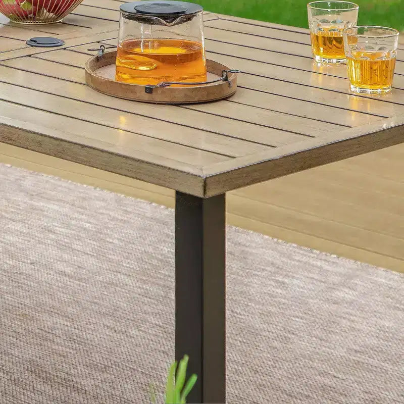 Conjunto de comedor de patio de 7 piezas con tablero de efecto madera y sillas con brazos acolchados de metal - Captiva Designs