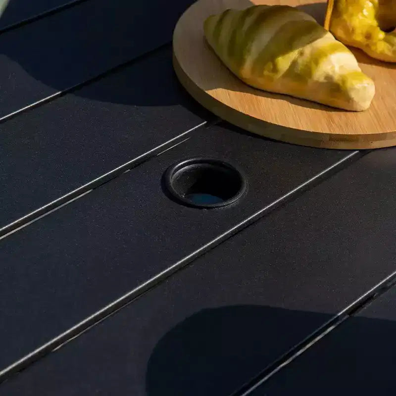 Diningset voor terras met stalen tafel met parasolgat van 1.57" en 360° draaibare slingstoelen met armleuningen - Captiva Designs