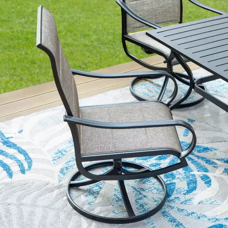 Diningset voor terras met stalen tafel met parasolgat van 1.57" en 360° draaibare slingstoelen met armleuningen - Captiva Designs