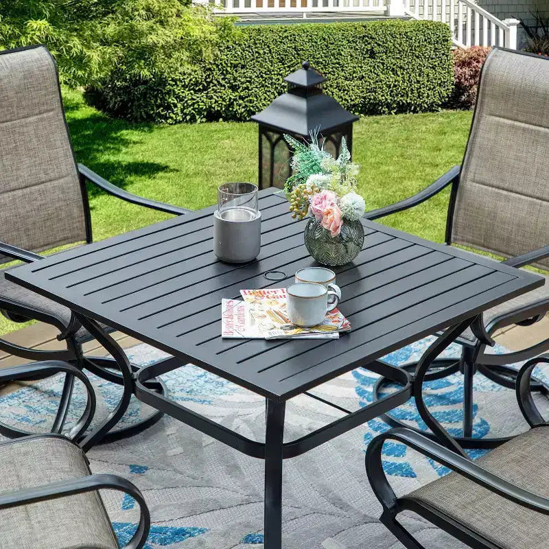 Diningset voor terras met stalen tafel met parasolgat van 1.57" en 360° draaibare slingstoelen met armleuningen - Captiva Designs