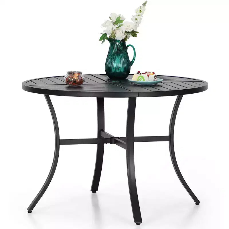Conjunto de comedor para exteriores de 5 piezas con mesa redonda de metal con listones y orificio para sombrilla - Captiva Designs: sillas apilables y resistentes al óxido