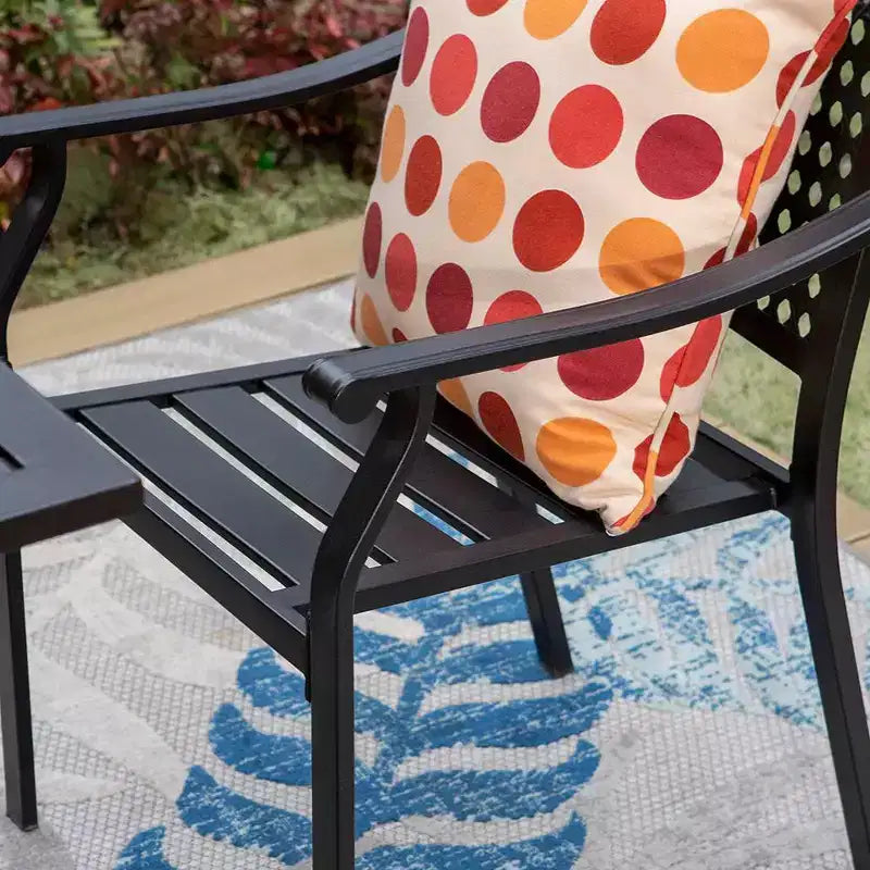 Conjunto de comedor para exteriores de 5 piezas con mesa redonda de metal con listones y orificio para sombrilla - Captiva Designs: sillas apilables y resistentes al óxido