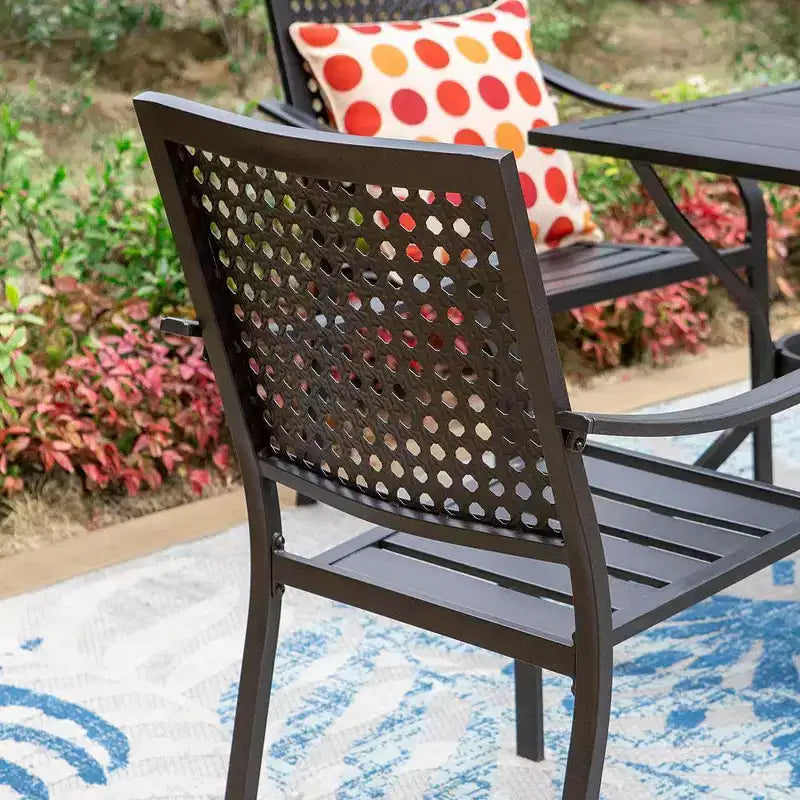 Conjunto de comedor para exteriores de 5 piezas con mesa redonda de metal con listones y orificio para sombrilla - Captiva Designs: sillas apilables y resistentes al óxido