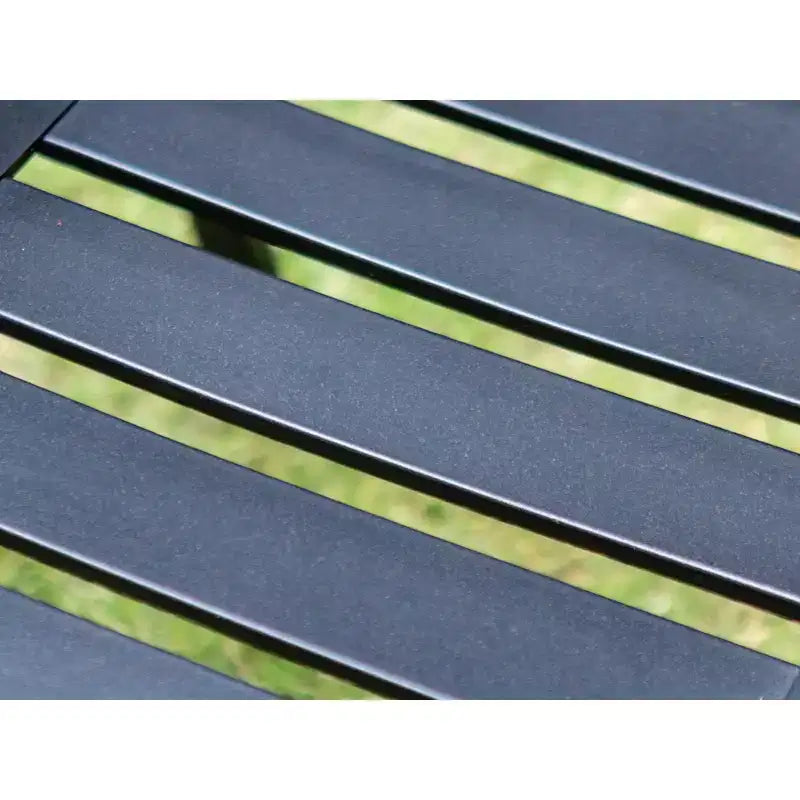 Çizgili İstiflenebilir Sandalyeli ve Şemsiye Delikli Yuvarlak Metal Masalı 5 Parçalı Dış Mekân Yemek Takımı - Siyah - Captiva Designs: Çelik Çerçeve