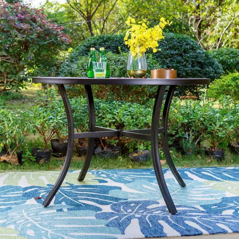 Çizgili İstiflenebilir Sandalyeli ve Şemsiye Delikli Yuvarlak Metal Masalı 5 Parçalı Dış Mekân Yemek Takımı - Siyah - Captiva Designs: Çelik Çerçeve