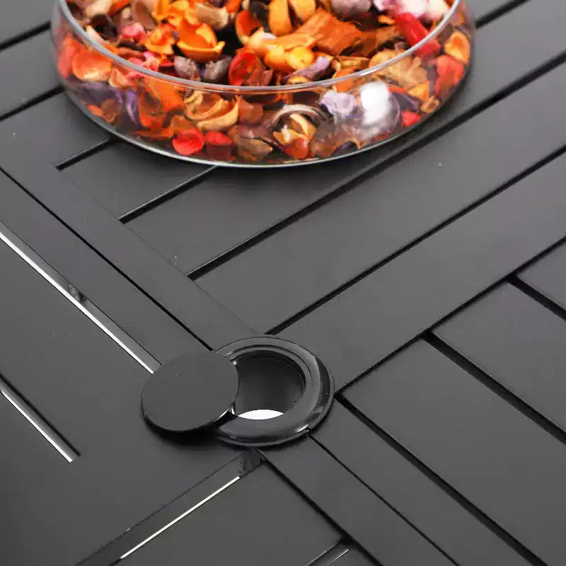 Çizgili İstiflenebilir Sandalyeli ve Şemsiye Delikli Yuvarlak Metal Masalı 5 Parçalı Dış Mekân Yemek Takımı - Siyah - Captiva Designs: Çelik Çerçeve