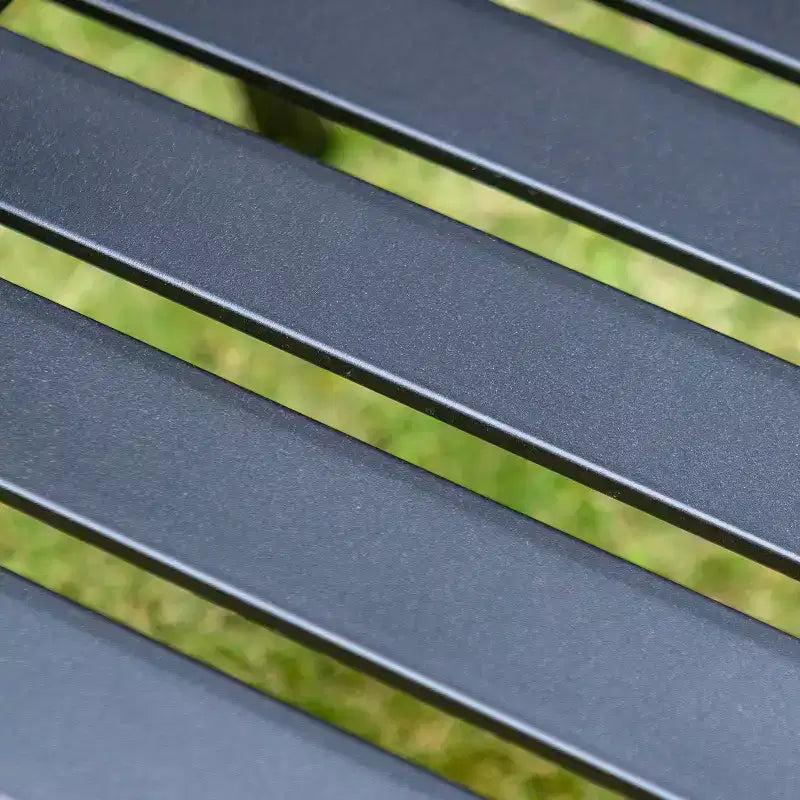Çizgili İstiflenebilir Sandalyeli ve Şemsiye Delikli Yuvarlak Metal Masalı 5 Parçalı Dış Mekân Yemek Takımı - Siyah - Captiva Designs: Çelik Çerçeve