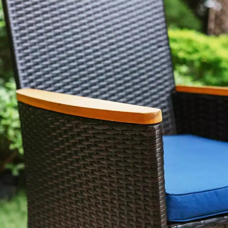 5-teiliges Outdoor-Essgruppenset mit Rattanstühlen mit Polstern & rundem Metalltisch mit Sonnenschirmöffnung – Blau – Captiva Designs