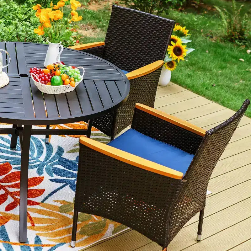 5-teiliges Outdoor-Essgruppenset mit Rattanstühlen mit Polstern & rundem Metalltisch mit Sonnenschirmöffnung – Blau – Captiva Designs