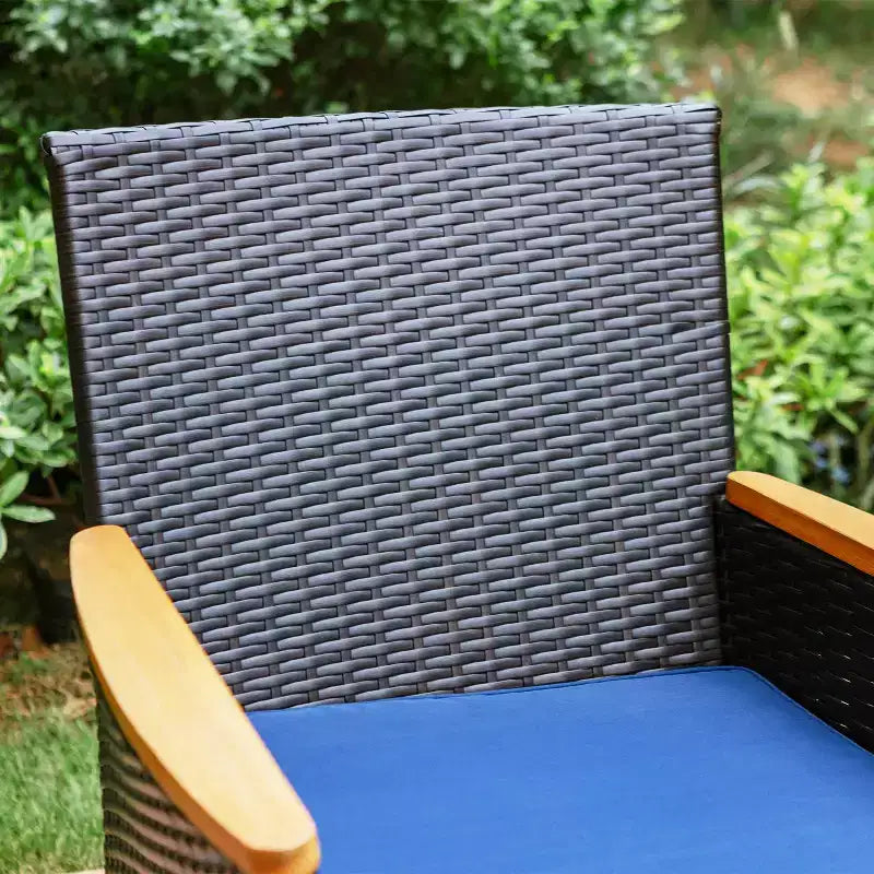 5-teiliges Outdoor-Essgruppenset mit Rattanstühlen mit Polstern & rundem Metalltisch mit Sonnenschirmöffnung – Blau – Captiva Designs