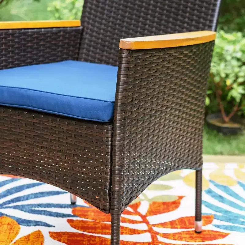 5-teiliges Outdoor-Essgruppenset mit Rattanstühlen mit Polstern & rundem Metalltisch mit Sonnenschirmöffnung – Blau – Captiva Designs