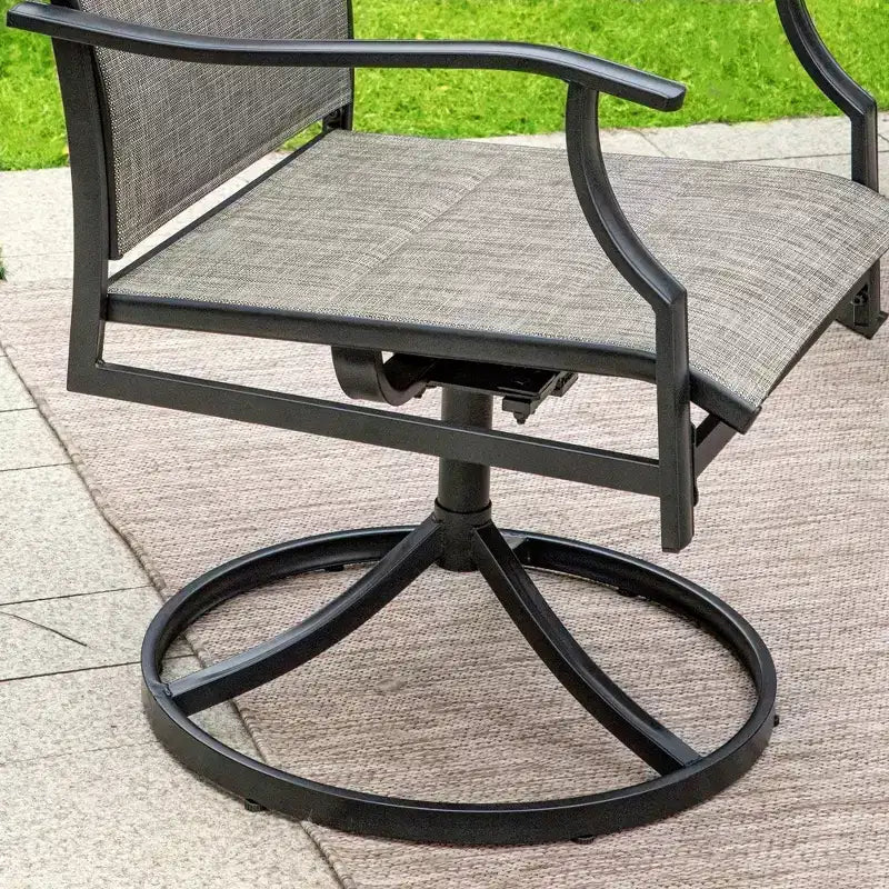 Captiva Designs 7-teiliges schwarzes Gartentisch-Set aus Stahl mit runder Tischplatte und Lamellen, Sonnenschirmöffnung und graubraunen Textilene-Stühlen