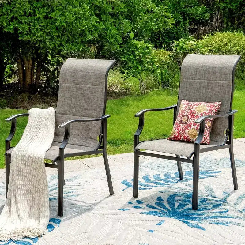 Captiva Designs 7-teiliges schwarzes Gartentisch-Set aus Stahl mit runder Tischplatte und Lamellen, Sonnenschirmöffnung und graubraunen Textilene-Stühlen