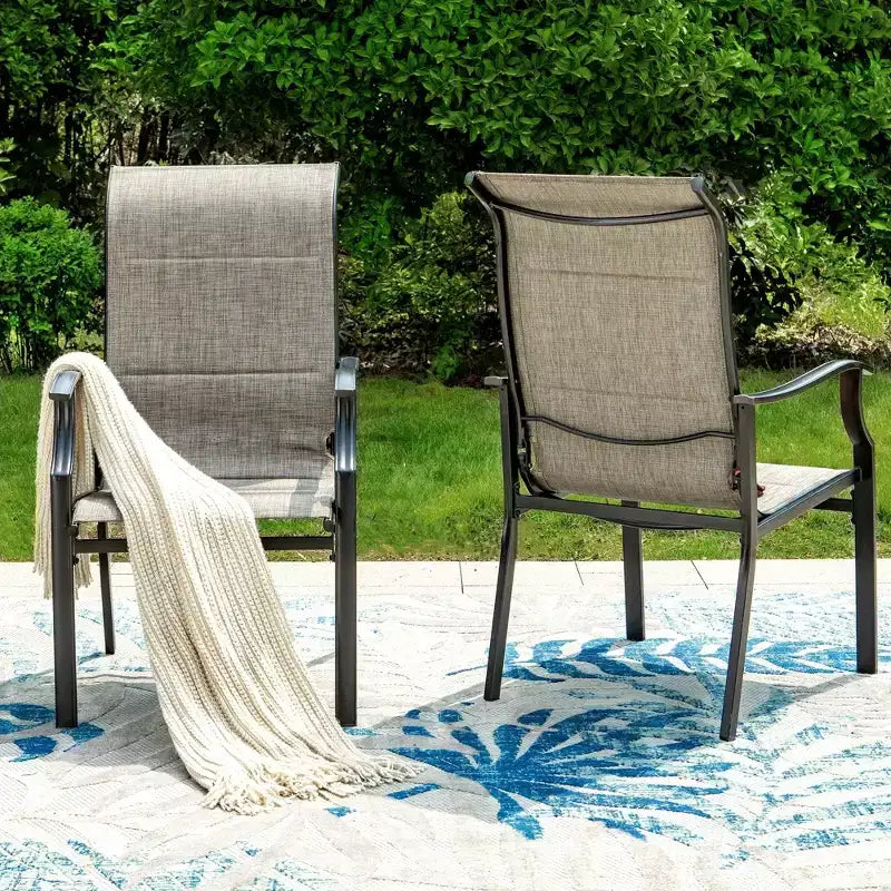 Captiva Designs 7-teiliges schwarzes Gartentisch-Set aus Stahl mit runder Tischplatte und Lamellen, Sonnenschirmöffnung und graubraunen Textilene-Stühlen