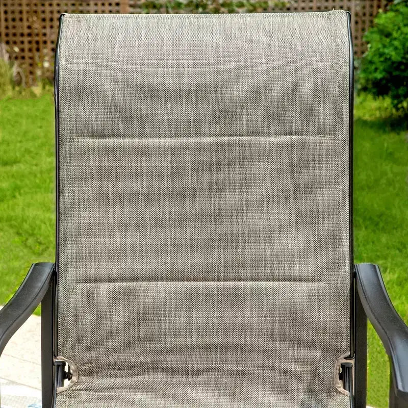 Captiva Designs 7-teiliges schwarzes Gartentisch-Set aus Stahl mit runder Tischplatte und Lamellen, Sonnenschirmöffnung und graubraunen Textilene-Stühlen