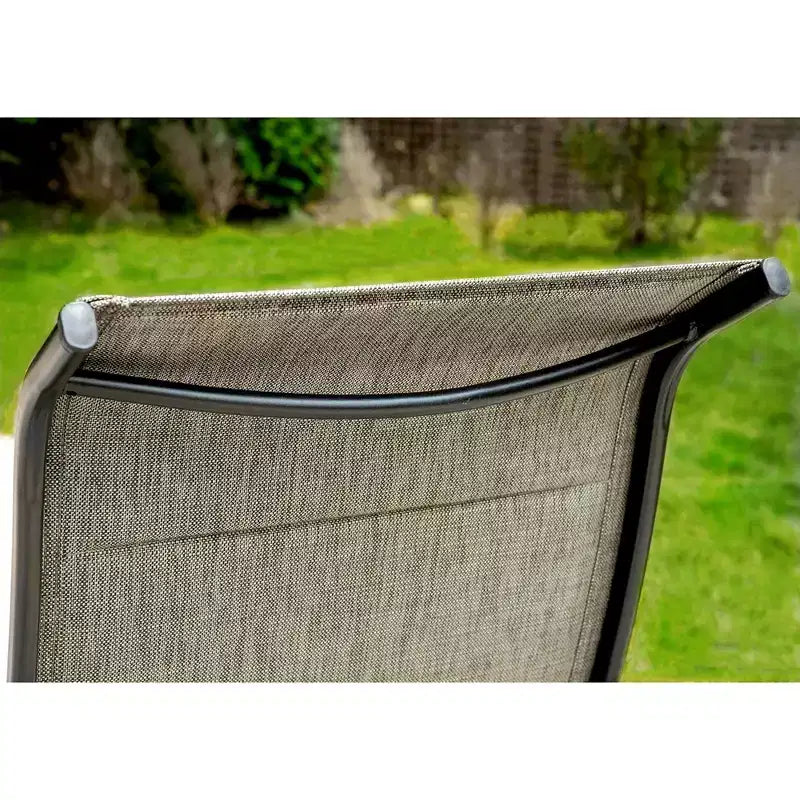 Captiva Designs 7-teiliges schwarzes Gartentisch-Set aus Stahl mit runder Tischplatte und Lamellen, Sonnenschirmöffnung und graubraunen Textilene-Stühlen