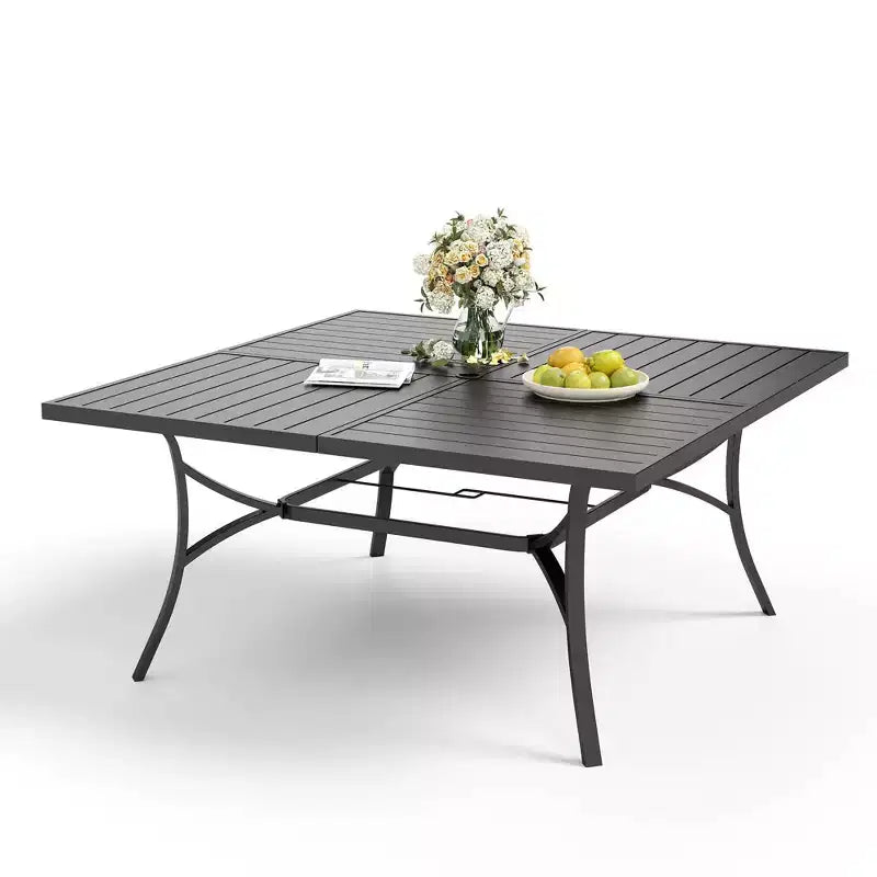 Set da pranzo Captiva Designs da 9 pezzi con spazioso tavolo quadrato in metallo a doghe con foro per ombrellone e sedie da pranzo fisse con seduta in tessuto