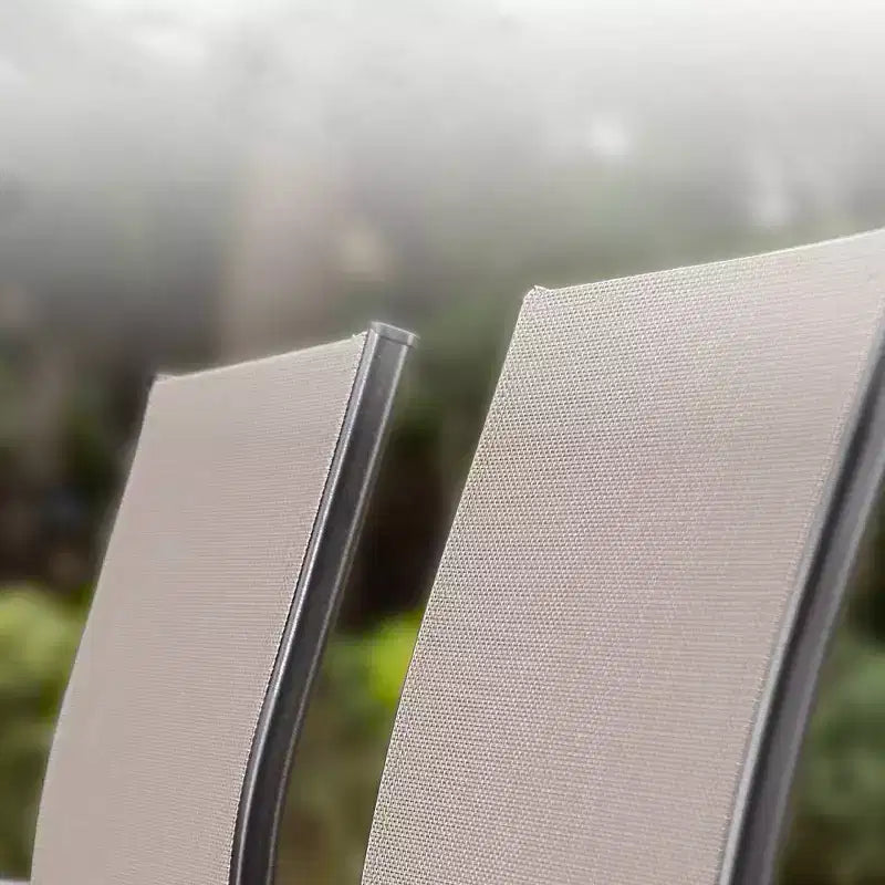 Set da pranzo Captiva Designs da 9 pezzi con spazioso tavolo quadrato in metallo a doghe con foro per ombrellone e sedie da pranzo fisse con seduta in tessuto