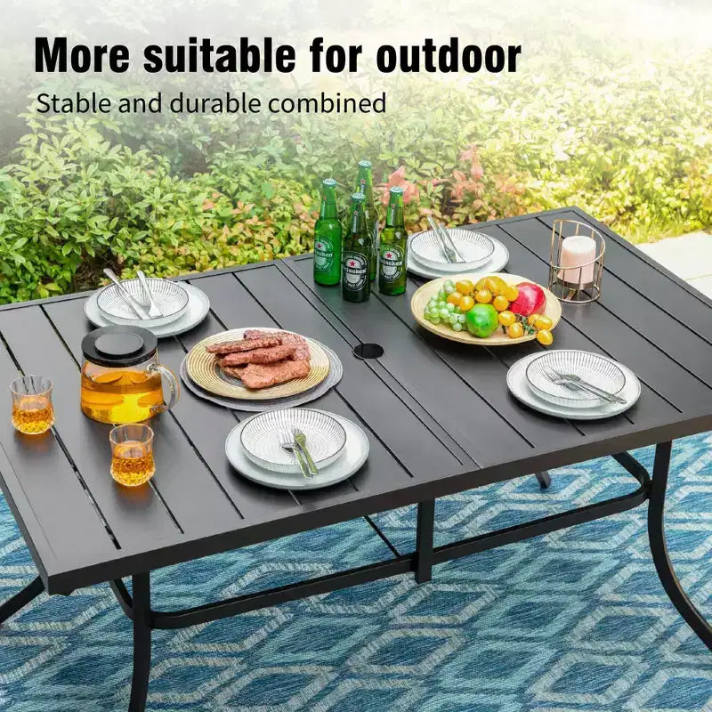 Captiva Designs 7-teiliges Patio-Ess-Set mit rechteckigem Stahltisch mit Lamellenplatte und beigefarbenen Rattanstühlen mit Sitzkissen