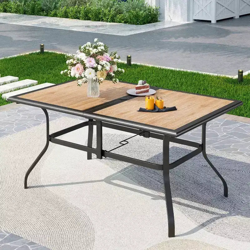 Captiva Designs 8-teiliges rechteckiges Outdoor-Patio-Ess-Set mit Stahltisch, drehbaren Rattanstühlen und beigem Sonnenschirm