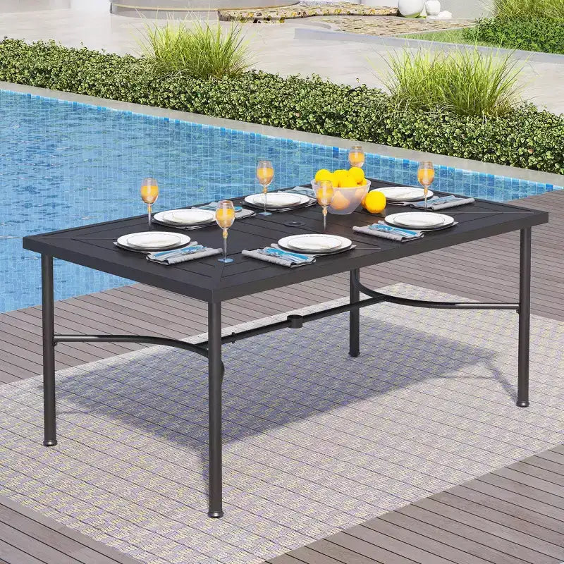 Captiva Designs 8-teiliges rechteckiges Outdoor-Patio-Ess-Set mit Stahltisch, drehbaren Rattanstühlen und beigem Sonnenschirm