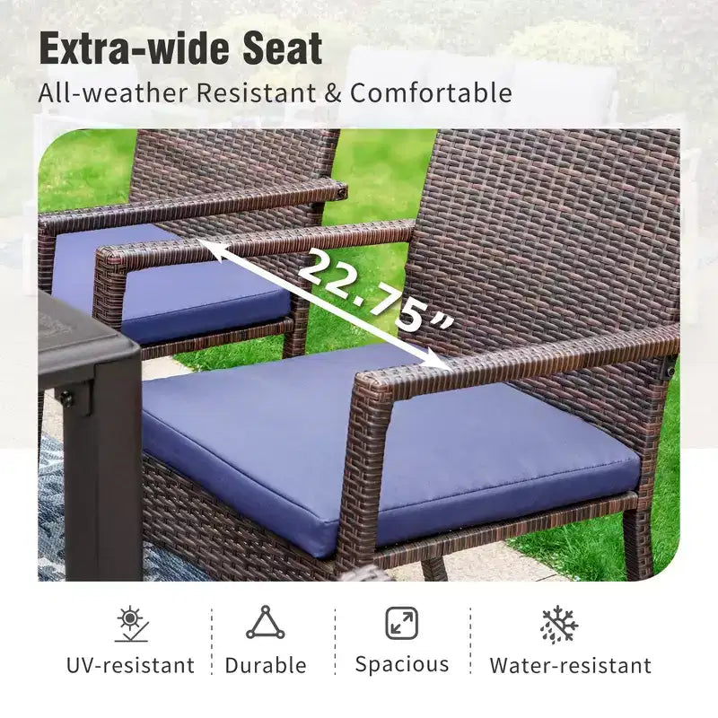 Mesa de comedor de acero con superficie de listones para patio, de 7 piezas, de Captiva Designs, con orificio para sombrilla y sillas de ratán con reposabrazos acolchados