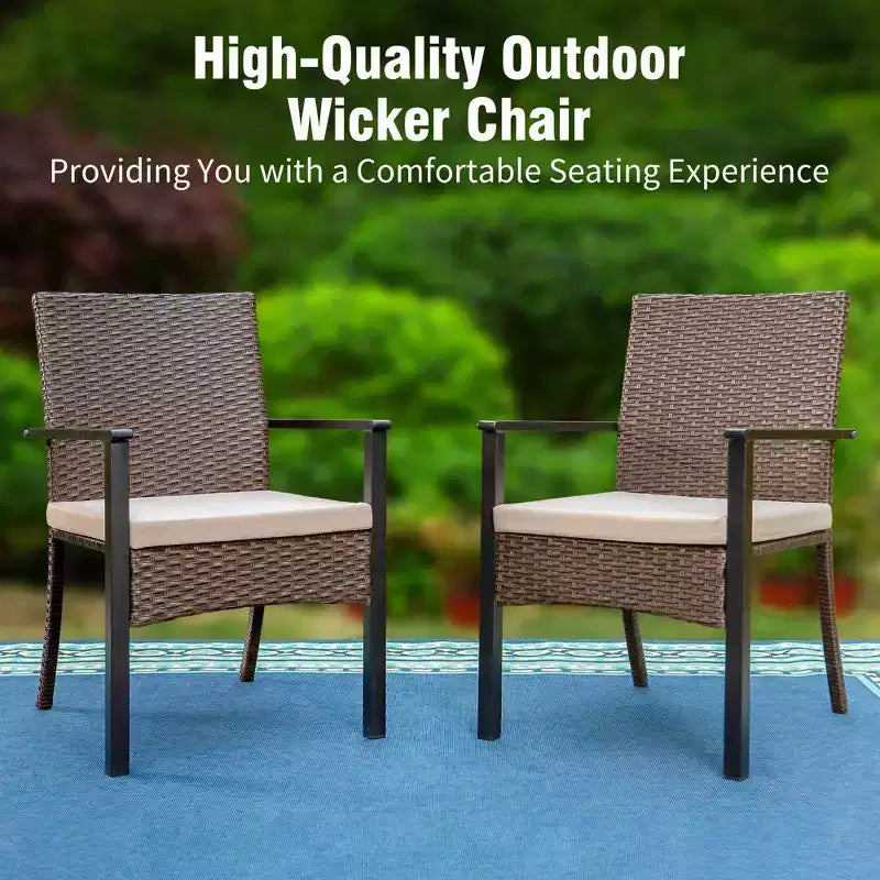 Mesa de comedor de acero con superficie de listones para patio, de 7 piezas, de Captiva Designs, con orificio para sombrilla y sillas de ratán con reposabrazos acolchados