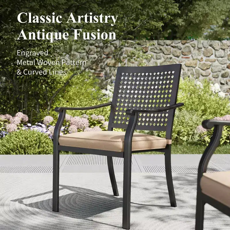 Ensemble de repas extérieur Captiva Designs 6 pièces avec table ronde en métal à plateau à lattes, chaises en métal rembourrées et parasol de marché