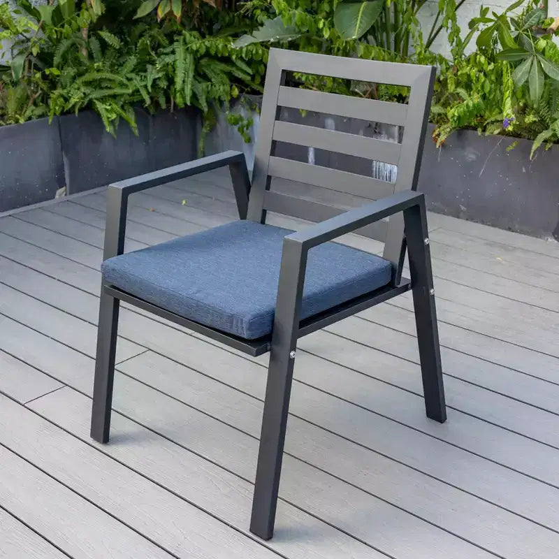 5-elementowy zestaw mebli ogrodowych do jadalni LeisureMod Chelsea, okrągły aluminiowy stół o średnicy 48 i 4 krzesła z podłokietnikami