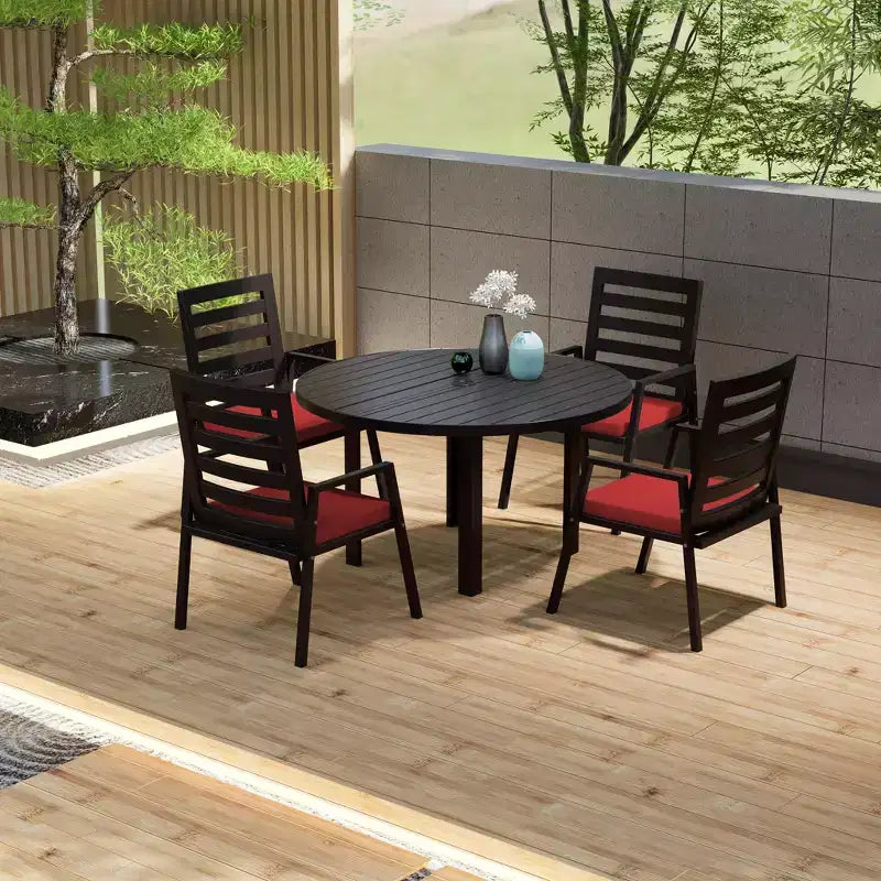 5-elementowy zestaw mebli ogrodowych do jadalni LeisureMod Chelsea, okrągły aluminiowy stół o średnicy 48 i 4 krzesła z podłokietnikami
