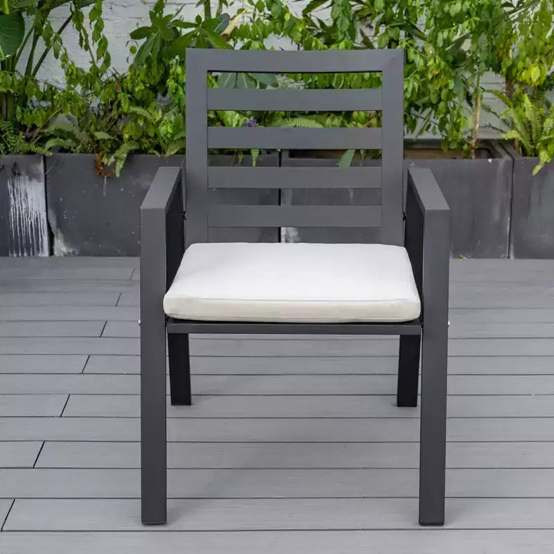 5-elementowy zestaw mebli ogrodowych do jadalni LeisureMod Chelsea, okrągły aluminiowy stół o średnicy 48 i 4 krzesła z podłokietnikami