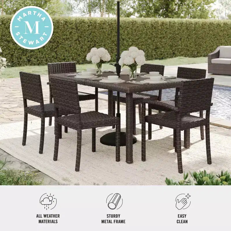 Martha Stewart Bedford set da pranzo da 7 pezzi per interni ed esterni con 6 sedie da pranzo impilabili e tavolo da patio da 62 con piano in legno composito e intrecciato in rattan