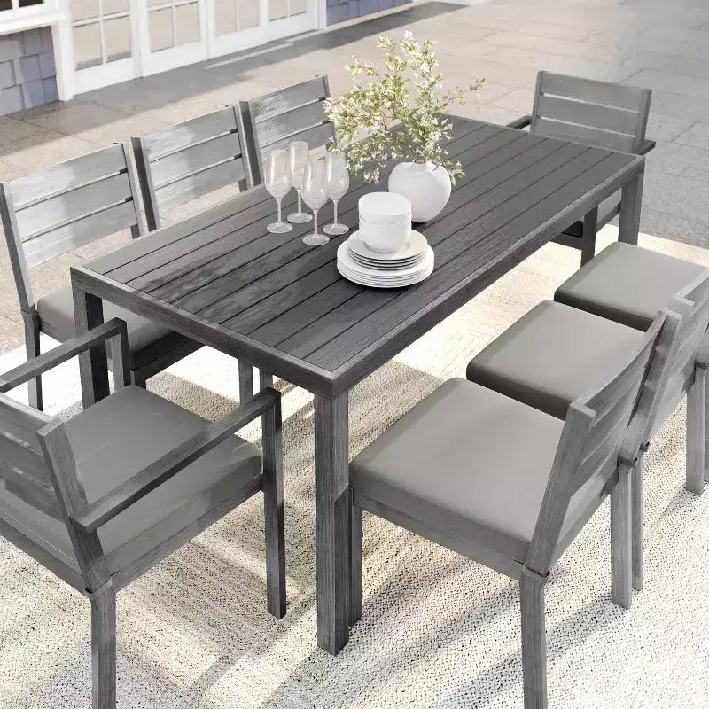 Set da patio per interni ed esterni Martha Stewart Bedford con tavolo da 71 e 8 sedie da pranzo, finitura in alluminio con venature del legno spazzolato e cuscini per seduta resistenti a tutte le condizioni atmosferiche