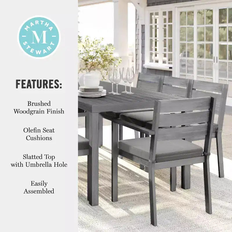 Set da patio per interni ed esterni Martha Stewart Bedford con tavolo da 71 e 8 sedie da pranzo, finitura in alluminio con venature del legno spazzolato e cuscini per seduta resistenti a tutte le condizioni atmosferiche