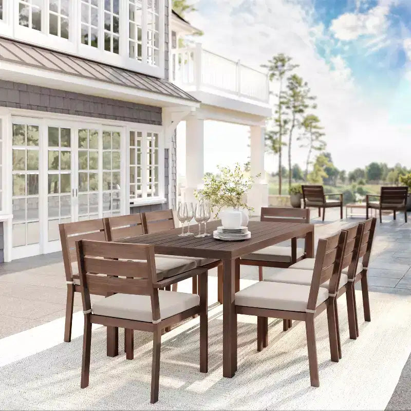 Set da patio per interni ed esterni Martha Stewart Bedford con tavolo da 71 e 8 sedie da pranzo, finitura in alluminio con venature del legno spazzolato e cuscini per seduta resistenti a tutte le condizioni atmosferiche