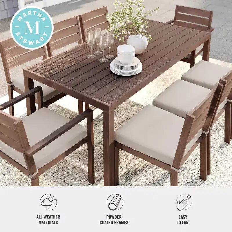 Set da patio per interni ed esterni Martha Stewart Bedford con tavolo da 71 e 8 sedie da pranzo, finitura in alluminio con venature del legno spazzolato e cuscini per seduta resistenti a tutte le condizioni atmosferiche