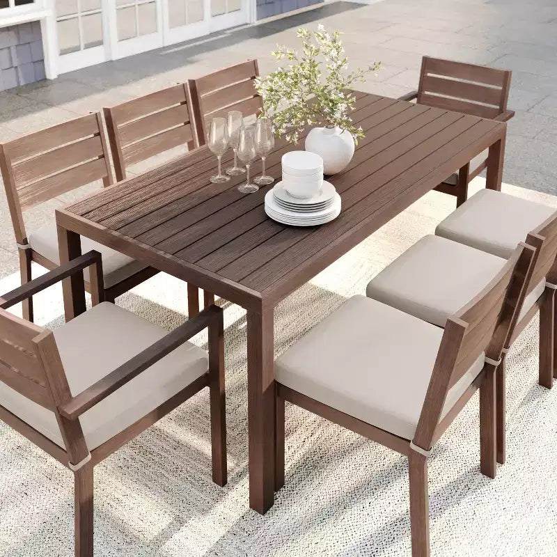 Set da patio per interni ed esterni Martha Stewart Bedford con tavolo da 71 e 8 sedie da pranzo, finitura in alluminio con venature del legno spazzolato e cuscini per seduta resistenti a tutte le condizioni atmosferiche