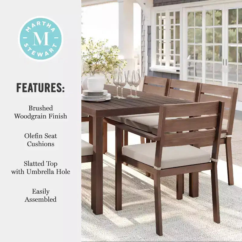Set da patio per interni ed esterni Martha Stewart Bedford con tavolo da 71 e 8 sedie da pranzo, finitura in alluminio con venature del legno spazzolato e cuscini per seduta resistenti a tutte le condizioni atmosferiche
