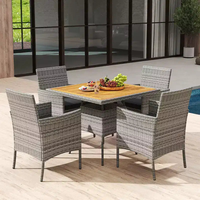 Set da pranzo da patio Costway da 5 pezzi in vimini PE, con cuscini e foro per ombrellone da 1,97