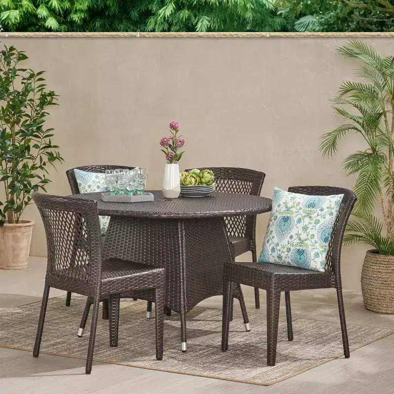 Conjunto de comedor de mimbre para exterior de 5 piezas Holmes de GDFStudio, con mesa redonda y orificio para sombrilla