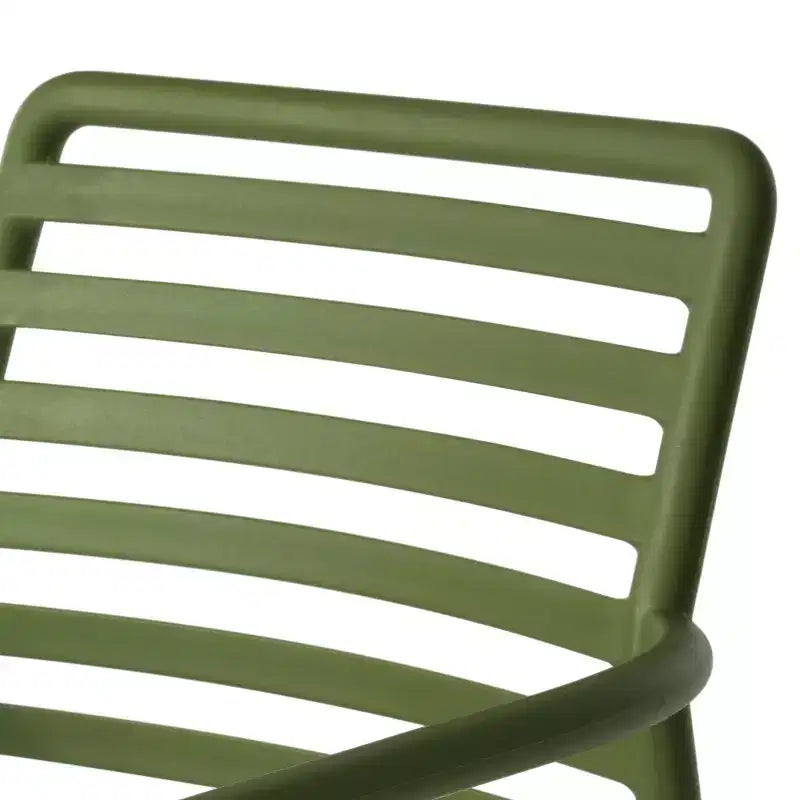 Conjunto de mesa de comedor de patio de metal para interior y exterior WestinTrends Playa de 5 piezas con sillas de brazos de plástico apilables