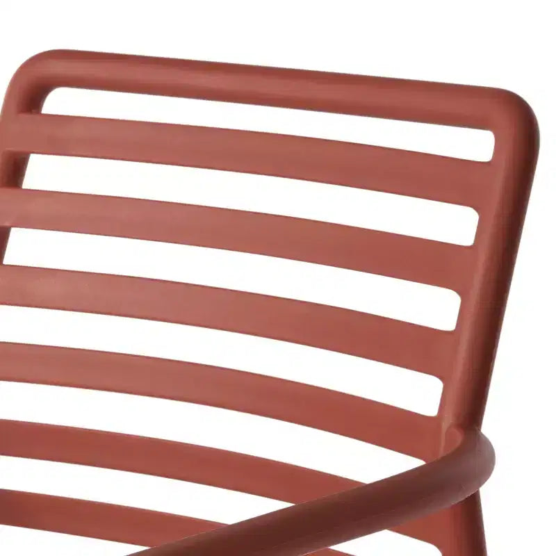 Conjunto de mesa de comedor de patio de metal para interior y exterior WestinTrends Playa de 5 piezas con sillas de brazos de plástico apilables