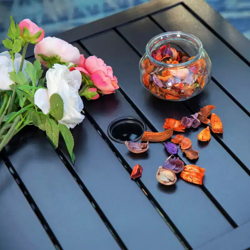 Captiva Designs 3 parçalı dış mekân veranda çıtalı üst tablalı kare çelik yemek masası ve kolçaklı sandalyeler