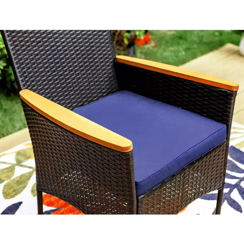 Mesa de madera de acacia para comedor de patio de 7 piezas Captiva Designs, con tablero acabado al aceite y sillas de ratán